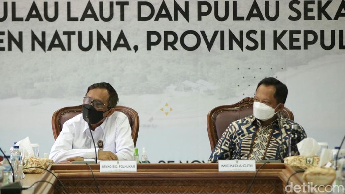 Menko Polhukam Mahfud Md dan Menteri Dalam Negeri Tito Karnavian