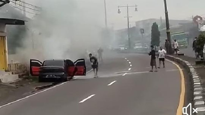 Mobil terbakar di jalan Yogya-Solo, Klaten, Selasa (23/11/2021).