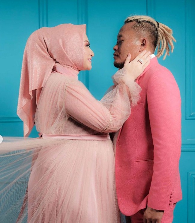 Pada sesi foto pertama Nathalie tampil cantik dan anggun mengenakan gaun berwarna merah muda. Penampilannya itu dilengkapi dengan hijab berwarna senada. Riasan makeup natural dan flawless juga membuat penampilan Nathalie semakin memukau. Foto: Instagram/@nathalieholscher