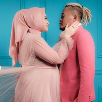 Pada sesi foto pertama Nathalie tampil cantik dan anggun mengenakan gaun berwarna merah muda. Penampilannya itu dilengkapi dengan hijab berwarna senada. Riasan makeup natural dan flawless juga membuat penampilan Nathalie semakin memukau. Foto: Instagram/@nathalieholscher