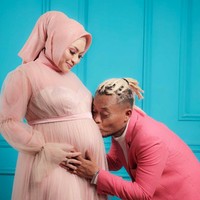 Sedangkan Sule tampil mengenakan setelan jas berwarna pink. Untuk bagian dalamnya, Sule memilih turtle neck lengan panjang berwarna putih. Gaya rambutnya kali ini pun terlihat berbeda dan lebih nyentrik. Foto: Instagram/@nathalieholscher