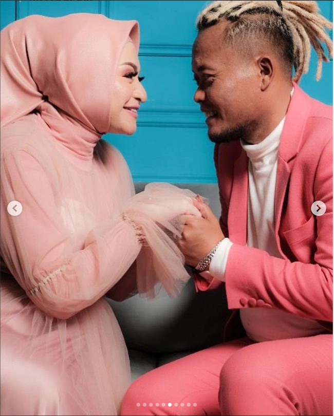 Sule dan Nathalie Holscher telah menikah pada 15 November 2020 lalu. Acara pernikahan keduanya digelar di sebuah rumah makan di kawasan Bekasi. Tak hanya itu saja, pernikahan tersebut rupanya juga dilangsungkan tepat di hari ulang tahun Sule. Foto: Instagram/@nathalieholscher