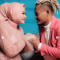 Sule dan Nathalie Holscher telah menikah pada 15 November 2020 lalu. Acara pernikahan keduanya digelar di sebuah rumah makan di kawasan Bekasi. Tak hanya itu saja, pernikahan tersebut rupanya juga dilangsungkan tepat di hari ulang tahun Sule. Foto: Instagram/@nathalieholscher