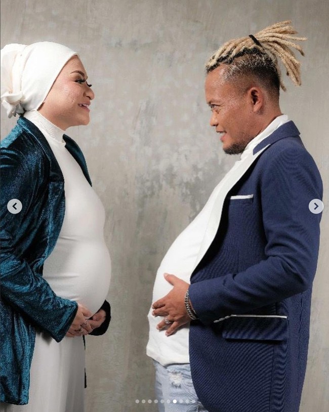 Untuk sesi foto kedua, Nathalie tampil dengan dress putih panjang turtle neck yang dipadukan dengan blazer hijau berbahan velvet. Sedangkan Sule mengenakan setelan jas berwarna biru. Foto: Instagram/@nathalieholscher