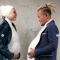 Untuk sesi foto kedua, Nathalie tampil dengan dress putih panjang turtle neck yang dipadukan dengan blazer hijau berbahan velvet. Sedangkan Sule mengenakan setelan jas berwarna biru. Foto: Instagram/@nathalieholscher