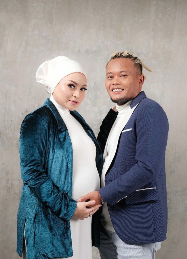 Salah seorang netizen juga ada yang mengomentari penampilan dari rambut Sule. Gimbalnya mantap kang tpi sayang gak ad di sule chenel pas pembuatan atau sule famili aku fans mu salam dari siwa sulawesi slatan, komentar salah seorang netizen. Sementara yang lain menyebut Sule mirip Rizky Febian. Eh sule mirip Rizky febian😍aduh bahagia selalu yah sing lungsur langsar sehat sampe lahiran bunda dan utun, komentar netizen lain. Foto: Instagram/@nathalieholscher