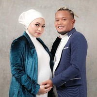 Salah seorang netizen juga ada yang mengomentari penampilan dari rambut Sule. Gimbalnya mantap kang tpi sayang gak ad di sule chenel pas pembuatan atau sule famili aku fans mu salam dari siwa sulawesi slatan, komentar salah seorang netizen. Sementara yang lain menyebut Sule mirip Rizky Febian. Eh sule mirip Rizky febian😍aduh bahagia selalu yah sing lungsur langsar sehat sampe lahiran bunda dan utun, komentar netizen lain. Foto: Instagram/@nathalieholscher