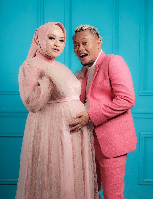 Nathalie Holscher akan segera melahirkan anak pertamanya dengan Sule. Berbagai persiapan pun telah dilakukan, salah satunya ialah melakukan pemotretan maternity. Hasil pemotretan tersebut kemudian dibagikan oleh Nathalie melalui akun Instagram pribadinya. Foto: Instagram/@nathalieholscher