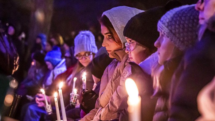 Nyala Lilin untuk Korban Tabrakan Parade Natal di AS Ratusan orang berkumpul di taman pusat kota di Waukesha, Wisconsin, Amerika Serikat untuk menyalakan lilin. Aksi itu sebagai bentuk menghormati mereka yang hilang dan terluka dalam kecelakaan parade Natal. (Scott Ash/Milwaukee Journal-Sentinel via AP)