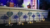 Lagu-lagu dimainkan sebelum nyala lilin di pusat kota Waukesha, Wisconsin. (AP/Jeffrey Phelps)