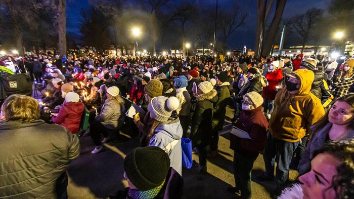 Ratusan orang berkumpul di taman pusat kota di Waukesha, Wisconsin, Amerika Serikat untuk menyalakan lilin. Aksi itu sebagai bentuk menghormati mereka yang hilang dan terluka dalam kecelakaan parade Natal. (Scott Ash/Milwaukee Journal-Sentinel via AP)