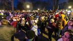Nyala Lilin untuk Para Korban Tabrakan Maut Parade Natal di AS