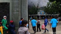Tampak asap hitam membubung ke udara.