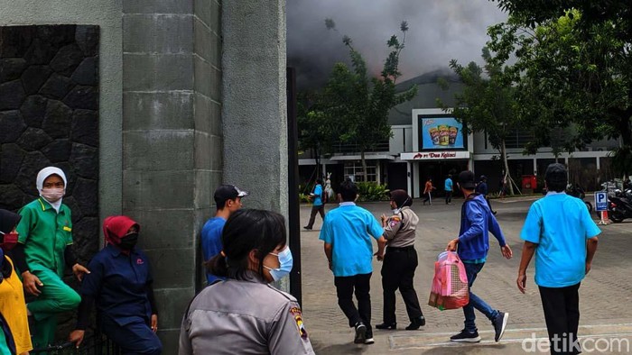 Kebakaran melanda kawasan pabrik PT Dua Kelinci yang berada di Jalan Raya Pati-Kudus, Pati, Jawa Tengah. Begini kondisi terkini di lokasi kebakaran.