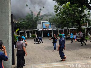 Kebakaran di Pabrik Dua Kelinci Pati Belum Padam Hingga Pagi Ini