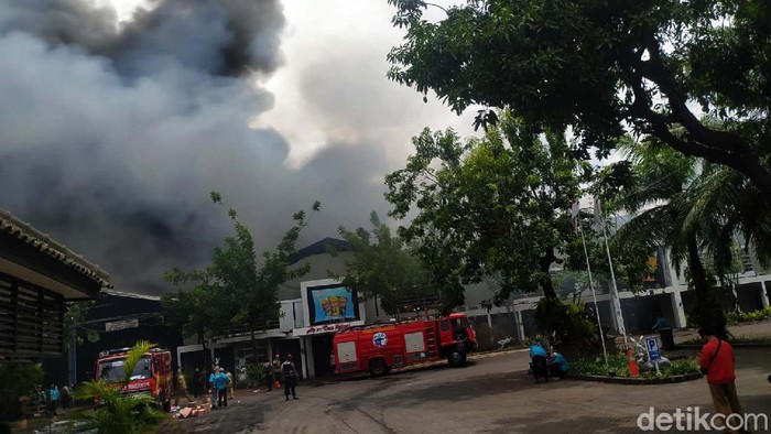 Kebakaran melanda kawasan pabrik PT Dua Kelinci yang berada di Jalan Raya Pati-Kudus, Pati, Jawa Tengah. Begini kondisi terkini di lokasi kebakaran.