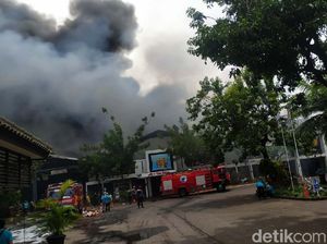 22 Jam Api Tak Padam, Berikut Kronologi Kebakaran Pabrik Dua Kelinci