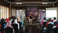Acara yang merupakan kolaborasi Pahlawan Digital UMKM dan komunitas Nongkibar ini, dihadiri oleh 80 wirausaha muda Banyuwangi secara offline dan 300 lainnya secara online.