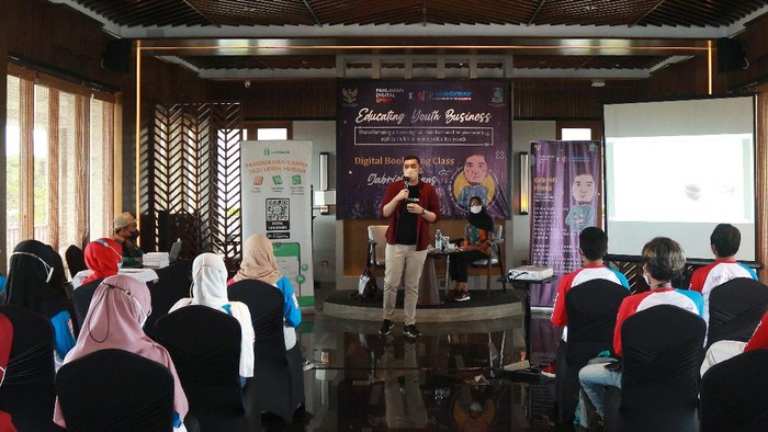 Setelah sukses pada 2020, Pahlawan Digital UMKM kembali hadir. Acara bertajuk 'Pahlawan Digital UMKM Roadshow: Educating Youth Business' ini digelar di Banyuwangi.