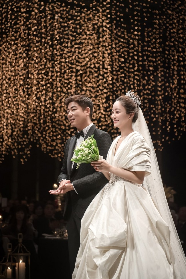 Pemain drama Korea The Red Sleeve, Seo Hyo Rim mengumumkan kehamilan dan kabar pernikahannya pada November 2019. Berselang sebulan, ia melangsungkan pernikahan dengan Jung Myung Ho, putra dari aktris senior Korea Kim Soo Mi. Foto: dok agensi MAGIQ Entertainment