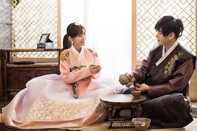 Soyul eks Crayon Pop dan Moon Hee Jun mengejutkan penggemar saat mengumumkan keduanya akan menikah pada November 2016. Desas-desus Soyul hamil duluan dibantah agensinya, namun akhirnya dikonfirmasi oleh agensi suaminya. Foto: dok agensi Sidus HQ