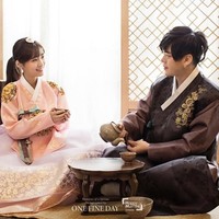 Soyul eks Crayon Pop dan Moon Hee Jun mengejutkan penggemar saat mengumumkan keduanya akan menikah pada November 2016. Desas-desus Soyul hamil duluan dibantah agensinya, namun akhirnya dikonfirmasi oleh agensi suaminya. Foto: dok agensi Sidus HQ