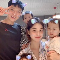 Yulhee eks Laboum dan Minhwan FT ISLAND telah dikaruniai tiga anak yang menggemaskan. Saat menjadi bintang tamu acara televisi Happy Together, Yulhee mengungkap bahwa dirinya sempat merahasiakan kehamilannya dan melanjutkan aktivitasnya sebagai idol KPop sebelum memberitahu suami dan mertuanya. Foto: dok Instagram @yul._.hee