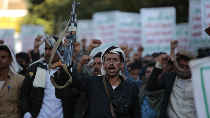 Pendukung Houthi melakukan unjukrasa di Sanaa, Yaman, (22/11/2021). Mereka menolak intervensi AS dan Arab Saudi terkait konflik dalam negeri Yaman.