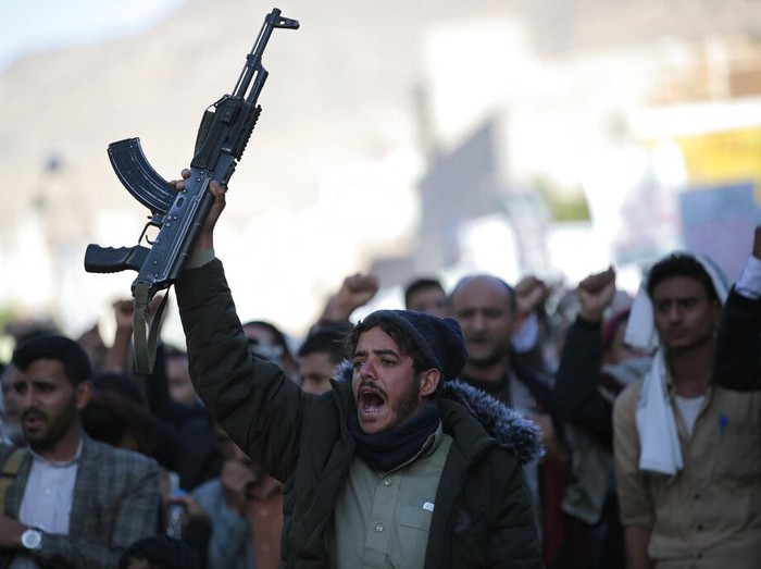 Pendukung Houthi melakukan unjukrasa di Sanaa, Yaman, (22/11/2021). Mereka menolak intervensi AS dan Arab Saudi terkait konflik dalam negeri Yaman.