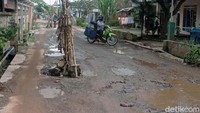 Jalan yang ditanami pohon pisang merupakan jalan alternatif antar desa. Setidaknya, ada belasan pohon pisang yang ditanam sebagai protes karena jalan tak kunjung diperbaiki.
