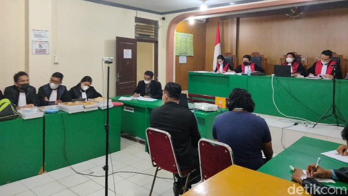 PN Tanjungbalai menggelar sidang kasus oknum polisi yang jual sabu sitaan. (Perdana Ramadhan/detikcom)