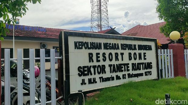Polisi menetapkan 5 orang tersangka dalam kasus pengeroyokan terhadap mahasiswa STIA Prima Bone (Zulkipli N/detikcom)