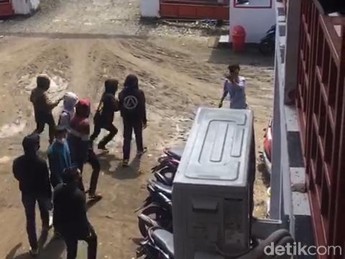 Polisi menetapkan 5 orang tersangka dalam kasus pengeroyokan terhadap mahasiswa STIA Prima Bone (Zulkipli N/detikcom)