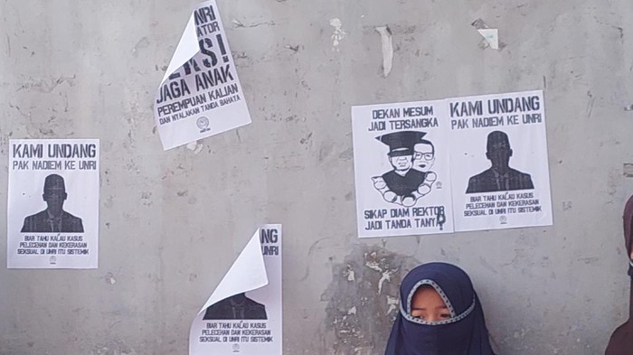 Poster dan spanduk sindir Rektor Unri bertebaran di Pekanbaru (Raja-detikcom)
