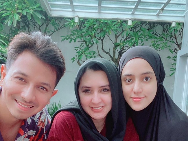 Sang adik Fairuz juga kerap kali membagikan momen dan ungkapan kasih sayangnya dengan Fadia. Kakakku sayang yg selalu ada disaat situasi apapun,jam berapapun adenya butuh temen cerita ga pernah ngeluh selalu di temenin disaat lagi butuh temen nangis ketawa, tulisnya.Foto: Instagram: @fairuzarafiq