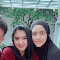 Sang adik Fairuz juga kerap kali membagikan momen dan ungkapan kasih sayangnya dengan Fadia. Kakakku sayang yg selalu ada disaat situasi apapun,jam berapapun adenya butuh temen cerita ga pernah ngeluh selalu di temenin disaat lagi butuh temen nangis ketawa, tulisnya.Foto: Instagram: @fairuzarafiq