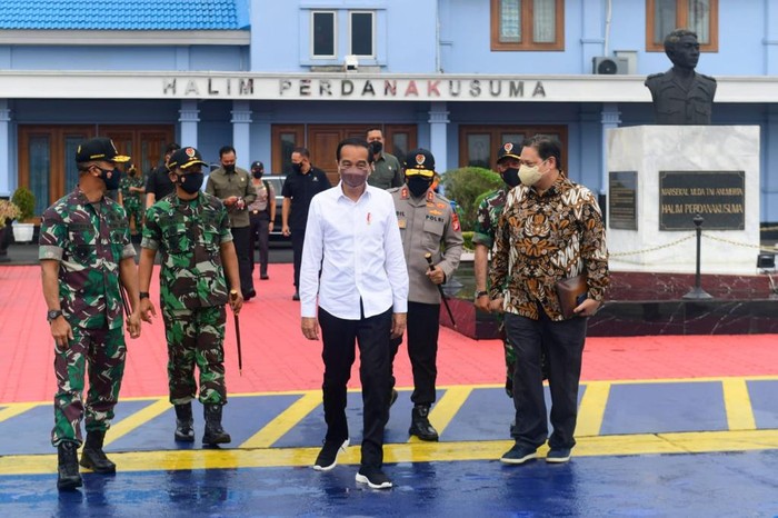 Presiden Jokowi bertolak dari Pangkalan TNI AU Halim Perdanakusuma, Jakarta untuk melakukan kunjungan kerja (kunker) ke Sulsel. (Muchlis Jr - Biro Pers Sekretariat Presiden)