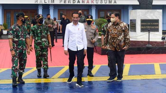 Presiden Jokowi bertolak dari Pangkalan TNI AU Halim Perdanakusuma, Jakarta untuk melakukan kunjungan kerja (kunker) ke Sulsel. (Muchlis Jr - Biro Pers Sekretariat Presiden)