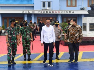 Jokowi Minta BIN-Polri Jaga Karantina, Kenapa TNI Tak Disebut?