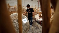 Beragam produk rotan dibuat di sini salah satunya kap lampu.