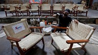 Perajin tengah mengerjakan tahapan terakhir pembuatan kursi rotan di workshop produksi kerajinan rotan Aryasena di kawasan Gatak, Sukoharjo, Jawa Tengah.