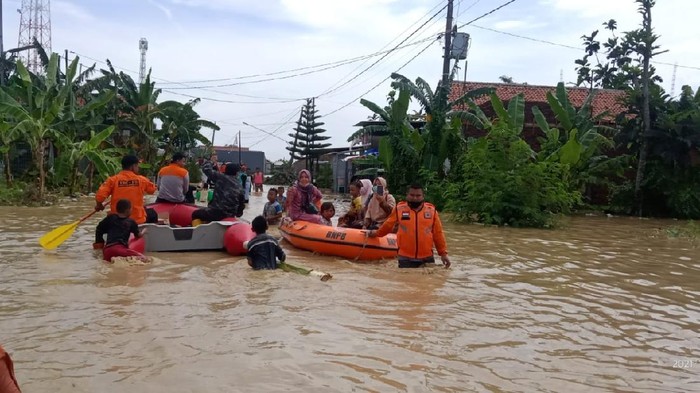 Proses evakuasi warga yang kebanjiran di Pemalang. Banjir ini disebabkan karena meluapnya Kali Rambut, Selasa (23/11/2021)