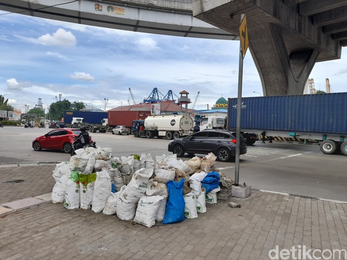 Proses pemasangan traffic light di simpang JICT, 23 November 2021. (Marteen Ronaldo Pakpahan/detikcom)