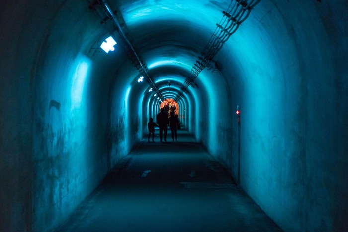 Rasakan Sensasi Masuk ke Museum Terowongan Bawah Tanah di Jepang, Yuk! TOKAMACHI, JAPAN - NOVEMBER 21: Visitors pose for a photograph on a viewing platform with the artwork βTunnel of Lightβ (Echigo-Tsumari Art Field) by Ma Yansong / MAD Architects at the Kiyotsu-kyo Gorge on November 21, 2021 in Tokamachi, Japan. (Photo by Tomohiro Ohsumi/Getty Images)