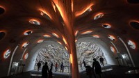 Sepanjang museum terowongan bawah tanah itu terdapat berbagai karya seni instalasi bernama Tunnel of Light (Echigo-Tsumari Art Field) yang dibuat oleh Ma Yansong / MAD Architects.  Foto: Getty Images/Tomohiro Ohsumi