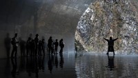 Para pengunjung memadati lokasi museum sambil selfie di salah satu area, dengan refleksi air. Foto: Getty Images/Tomohiro Ohsumi