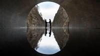 Kamu juga bisa menikmati refleksi cahaya kepada air maupun cermin yang membuat fotomu tambah ikonik. Tertarik untuk masuk ke dalam museum?  Foto: Getty Images/Tomohiro Ohsumi