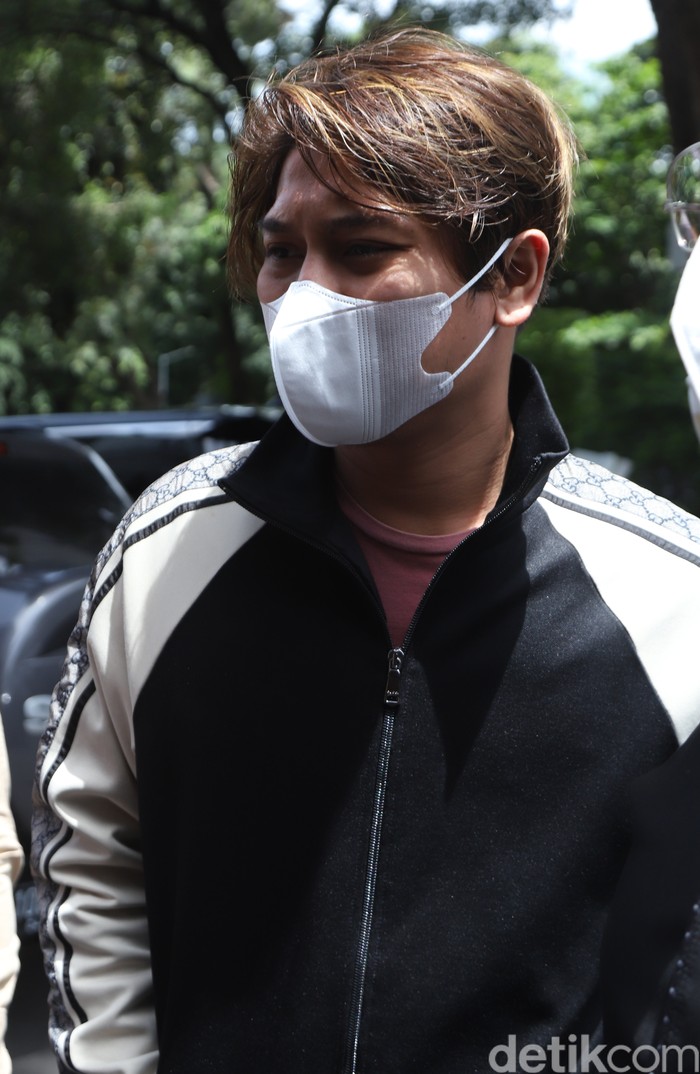 Rizky Billar Penyanyi Rizky Billar bersama kuasa hukumnya Sandy Arifin saat mendatangi Polda Metro Jaya, Jakarta, Selasa, (23/11).