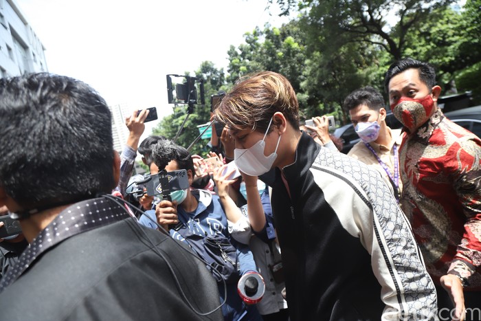 Penyanyi Rizky Billar bersama kuasa hukumnya Sandy Arifin saat mendatangi Polda Metro Jaya, Jakarta, Selasa, (23/11).