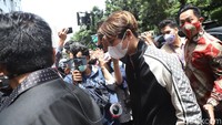 Rizky Billar datang menggunakan jaket berwarna putih hitam dan terlihat sangat santai saat keluar dari mobilnya. (Foto: Palevi/detikcom)